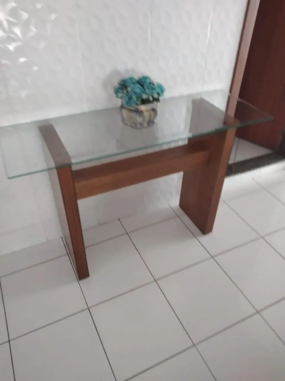 Mesa de Vidro com Detalhes em Madeira