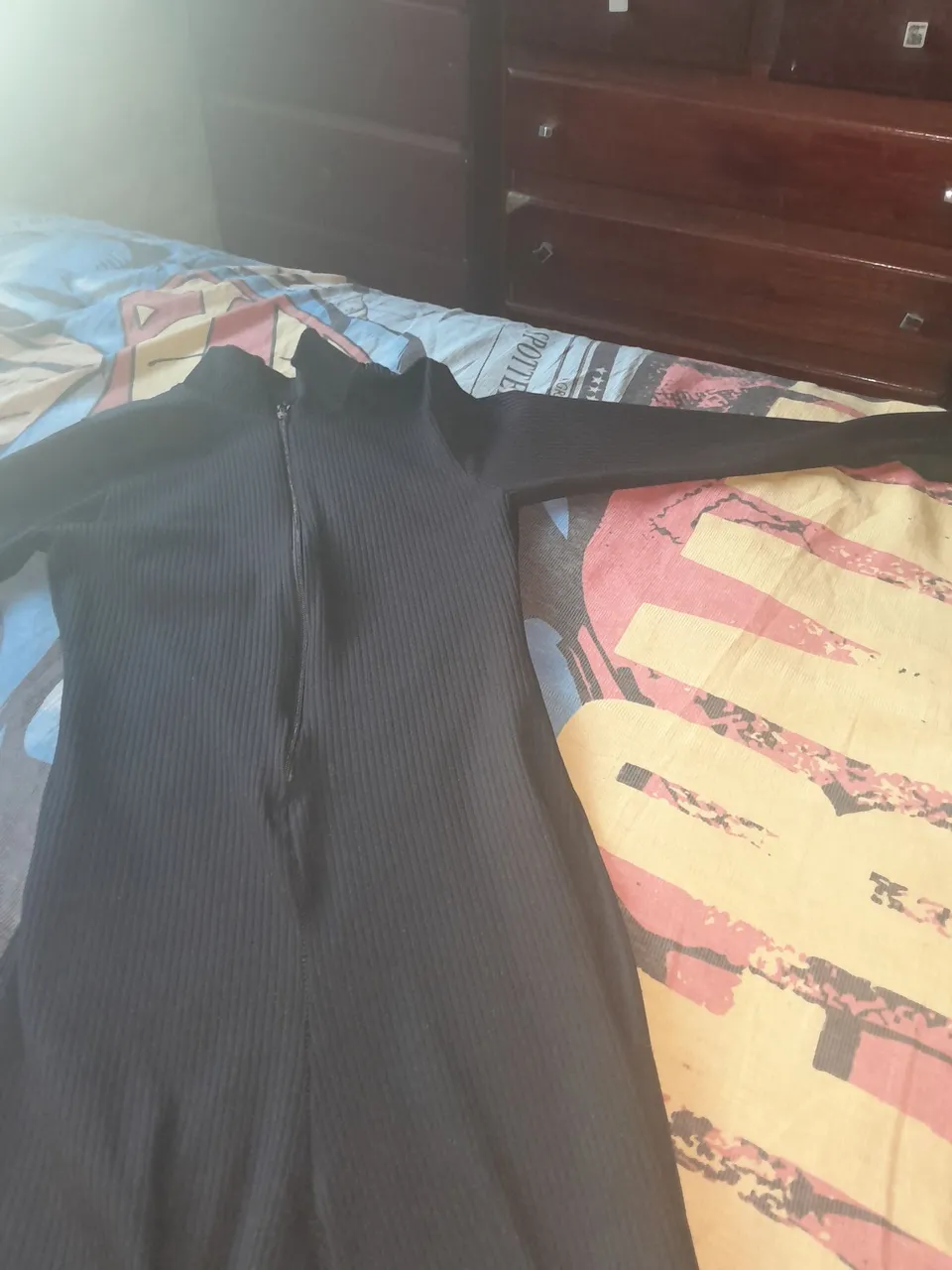 Macacão preto canelado com zíper