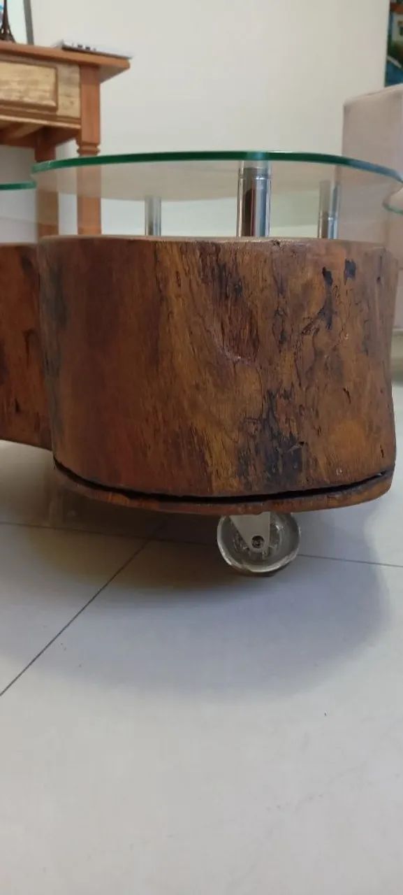 Mesa de centro rústica com tampo de vidro - Foto 3