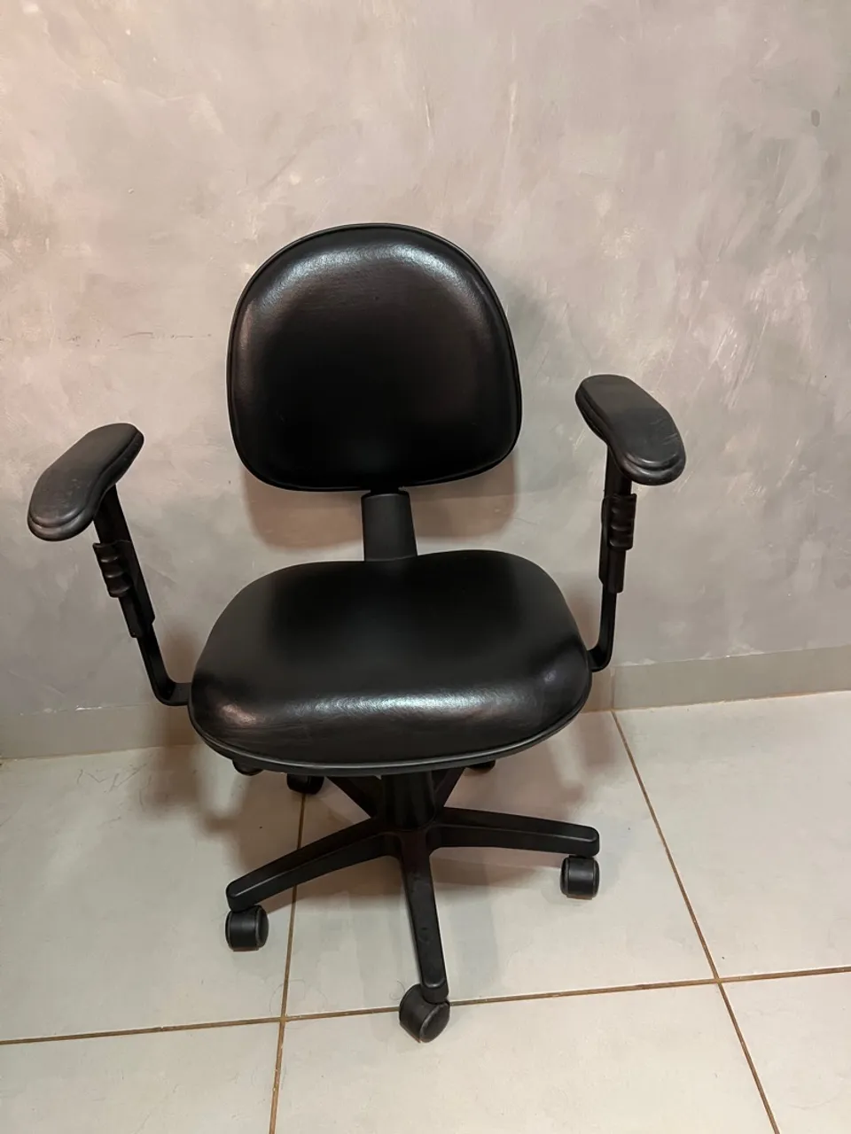 Cadeira Giratória - Escritório com Braço regulável / Preta