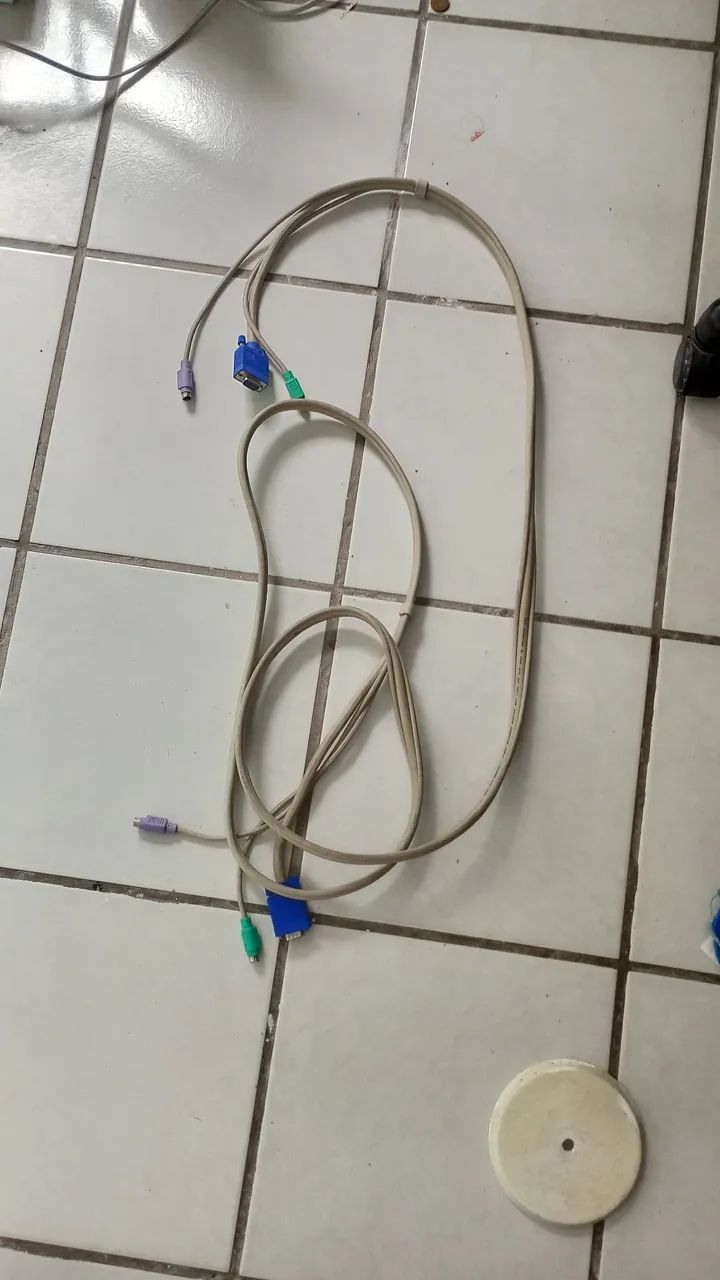 Cabo VGA COM ,PS2 EM PERFEITO ESTADO 