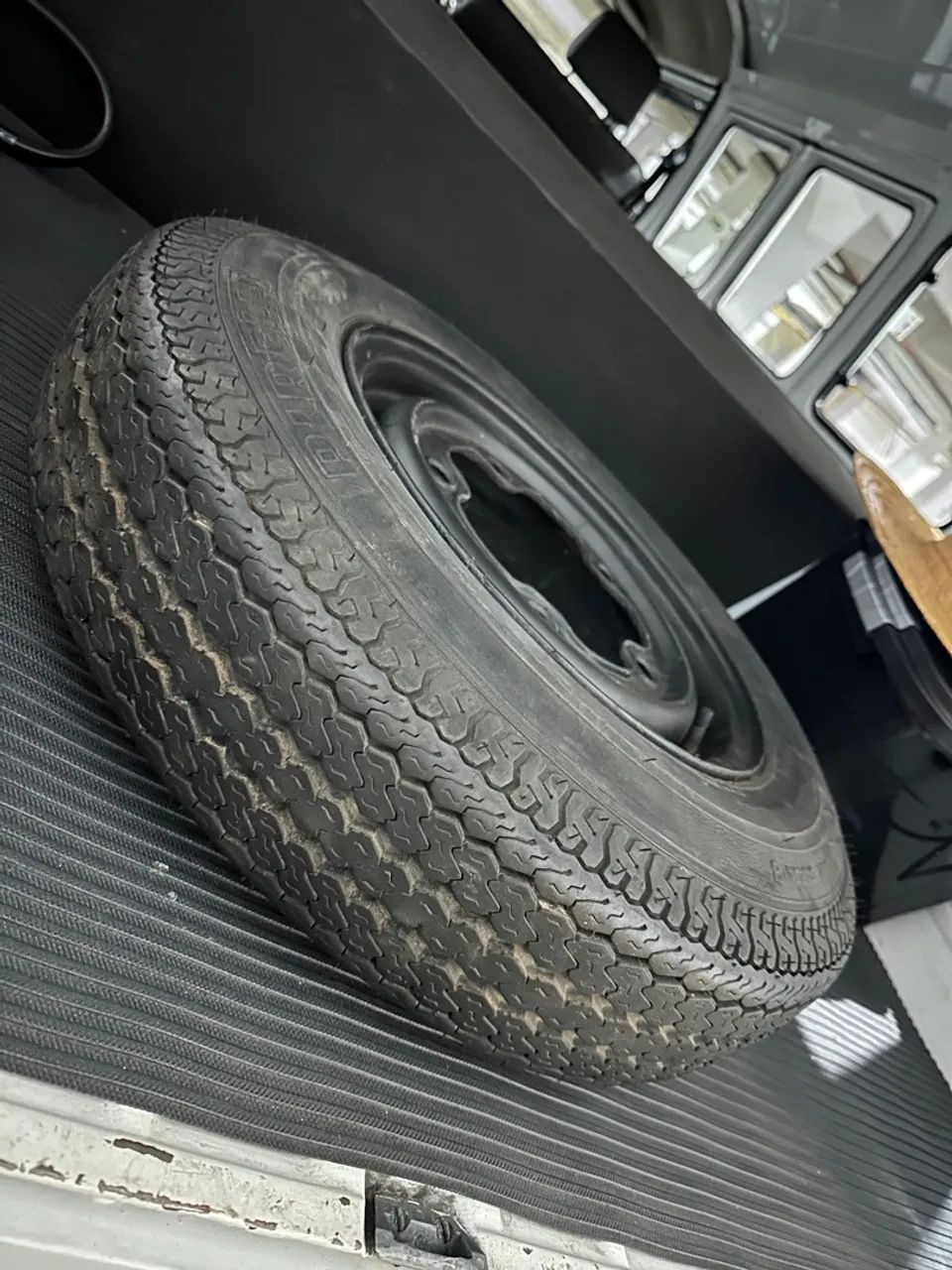 Estepe Kombi Roda 5x205 com Pneu Pirelli 5.90 r14 - Foto 3