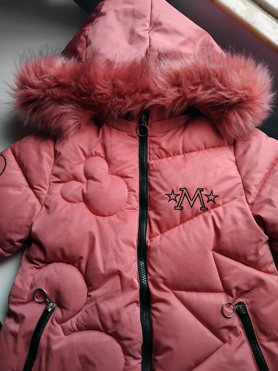 Casaco de inverno infantil rosa com capuz de pelo
