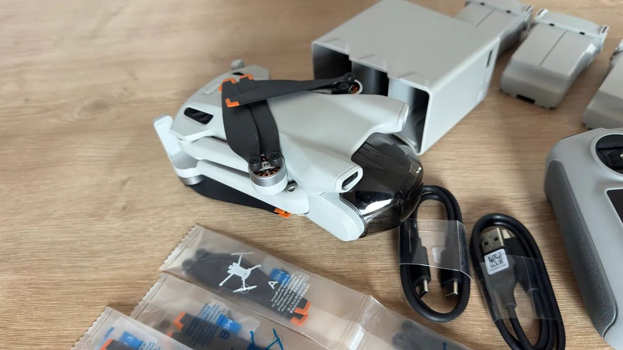 Drone DJI MINI 3 com controle de tela muito novo - Foto 6