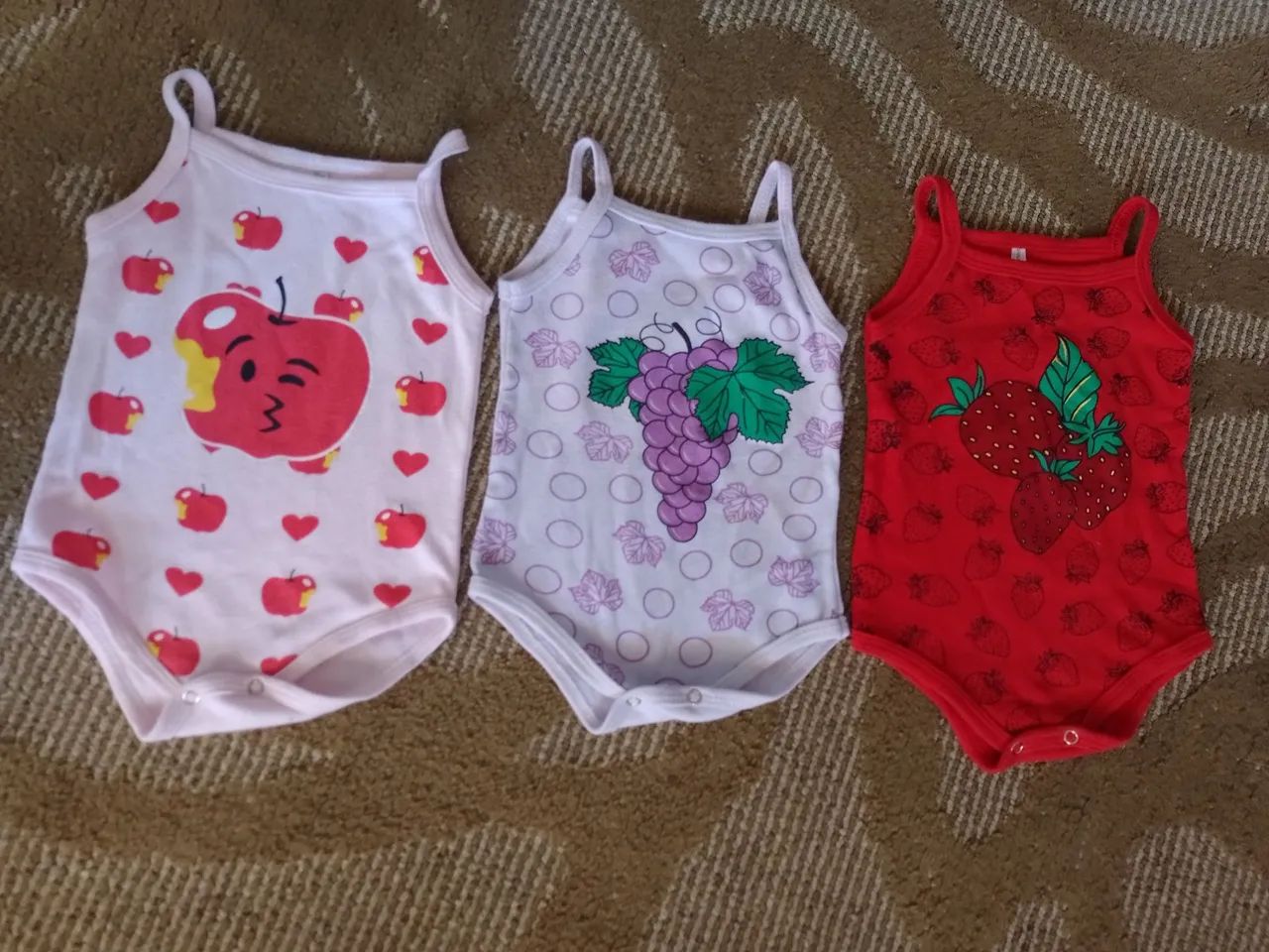 Kit 3 Bodies Bebê - Maçã, Uva e Morango - tamanho G ( 3/4 meses )