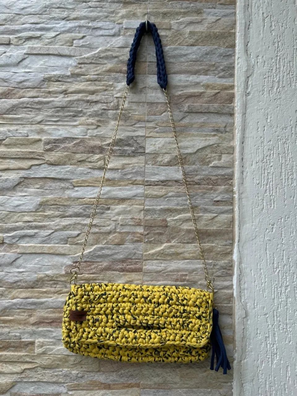 Bolsa de Crochê nas cores amarelo e azul marinho
