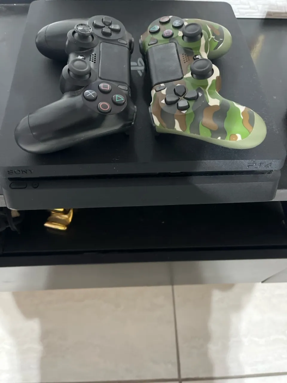 PlayStation 4 (PS4) com 2 Controles