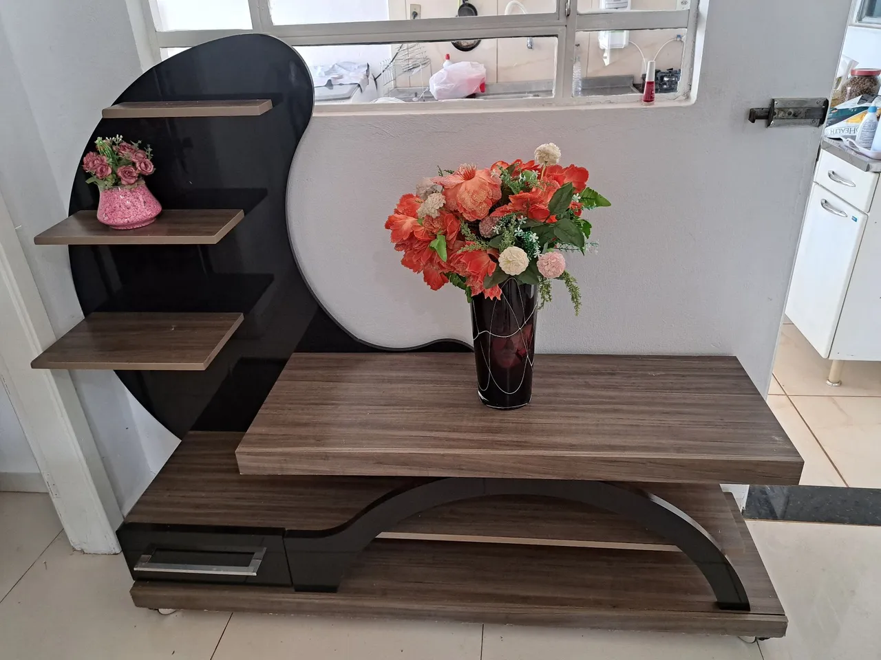 Rack moderno com prateleiras e design inovador