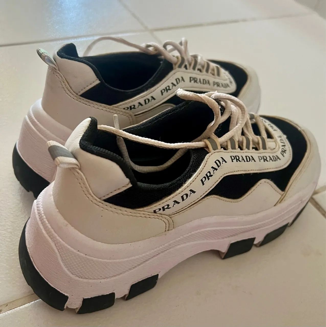 Tênis Casual Feminino Branco e Preto