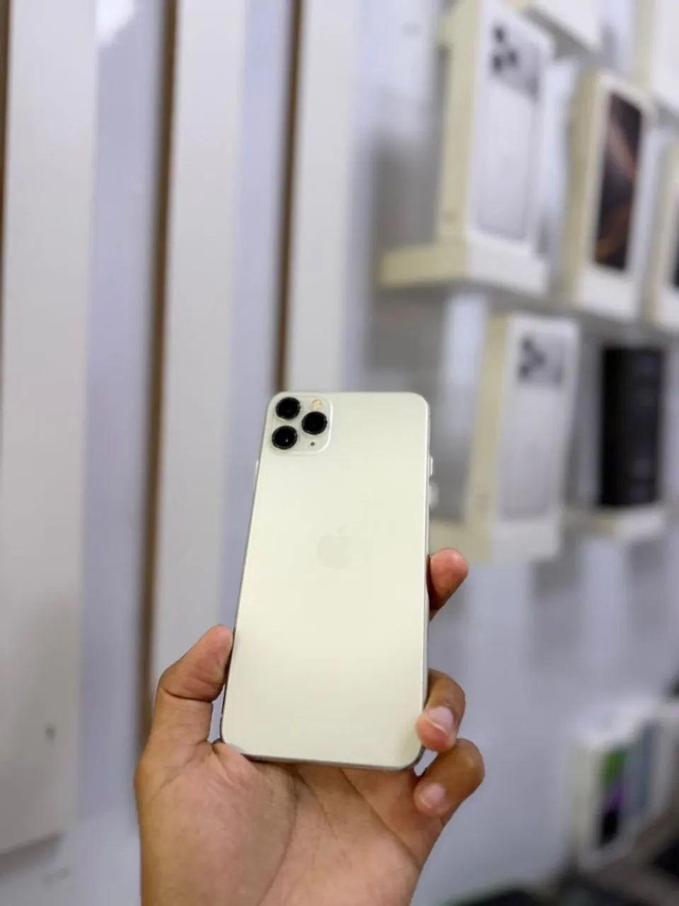 IPHONE 11 PRO MAX 64GB - BRANCO<br>R$ 1.699,00 - Celulares e