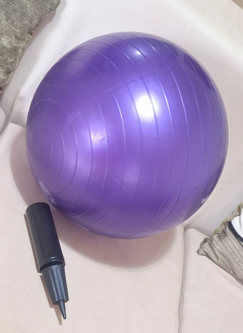 Bola de Pilates tamanho 50cm + bomba de inflar. Linda! Buscar próximo a Doca. R$ 65,00.