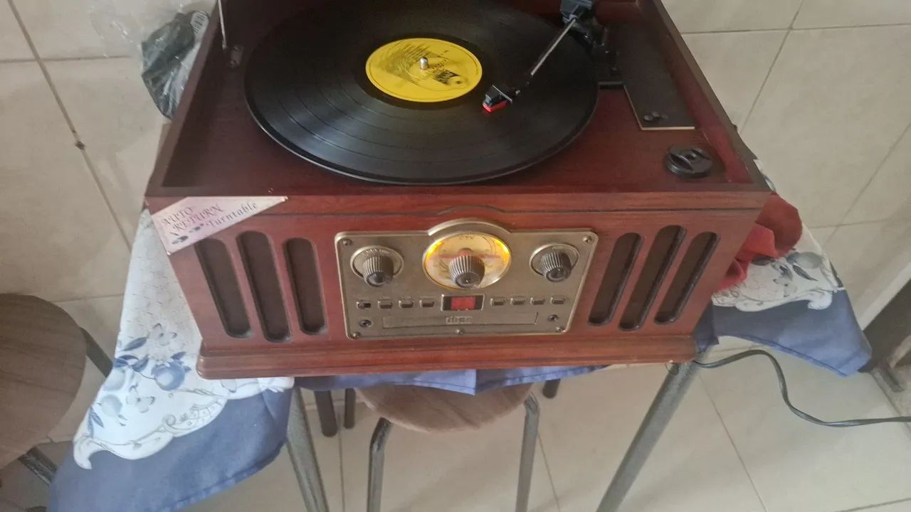 Retro Record Player446519850125895682