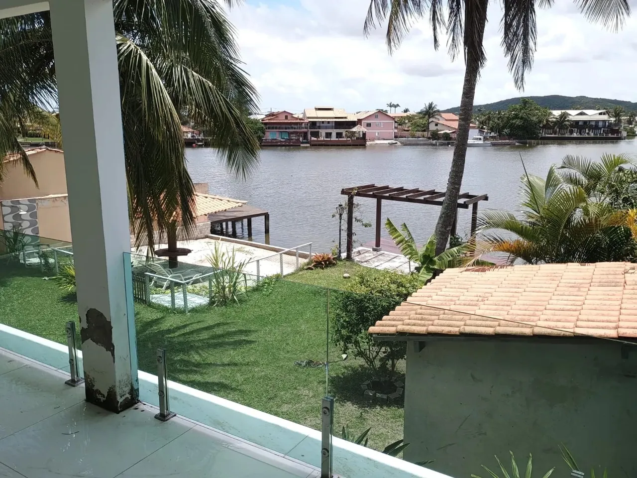 2 casas mais 3 kitnets na beira do canal navegável na Ogiva - Cabo Frio - RJ