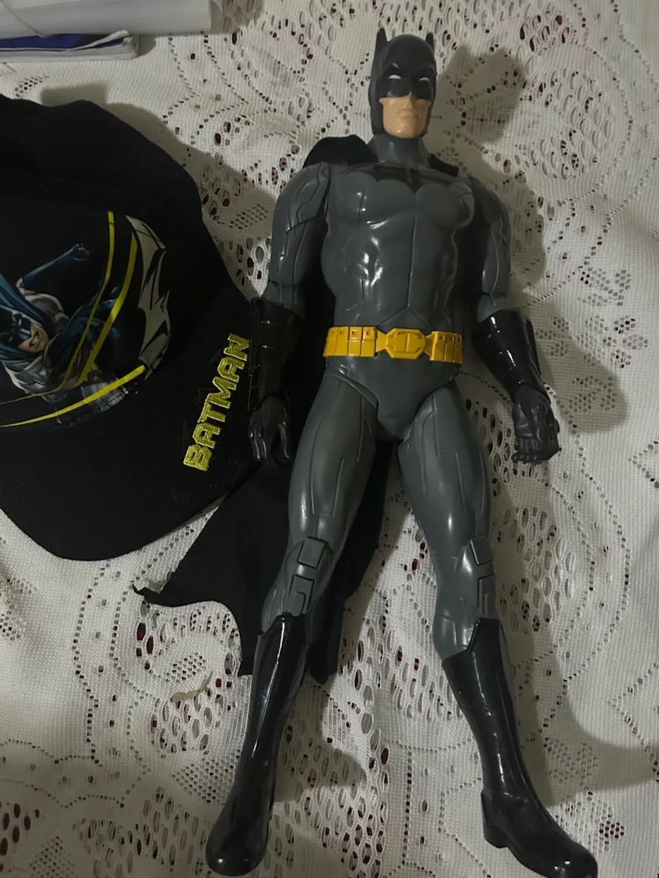2  Bonecos Batman e Boné