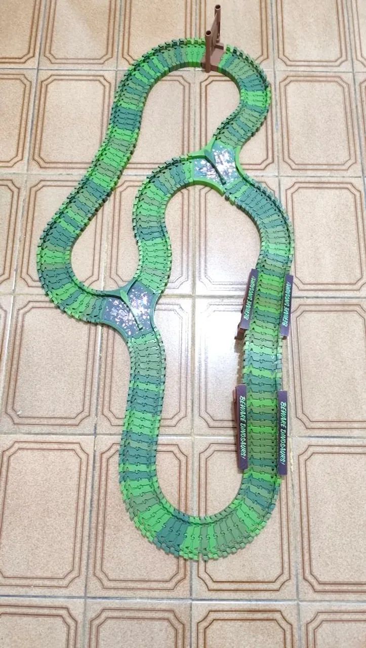 Pista Flexível Dinossauro - 200 Peças + 3 Dinossauros<br> - Foto 5