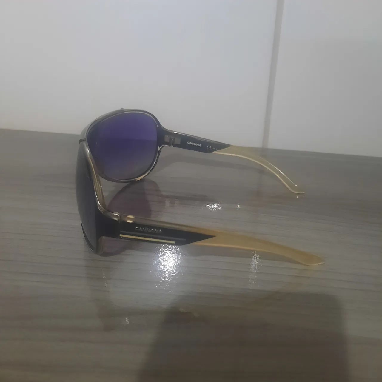 Vendo, esse óculos Carrera original usado e bem conservado - Foto 3