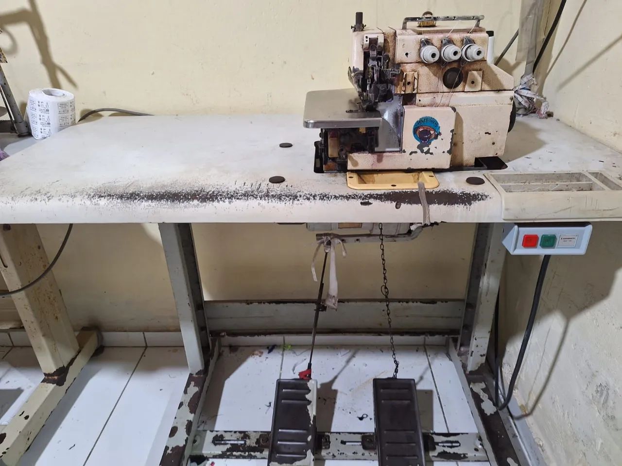 Máquina de Costura Overlock Industrial