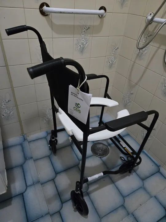 Cadeira de rodas higiênica. NOVA. NUNCA UTILIZADA. - Foto 3