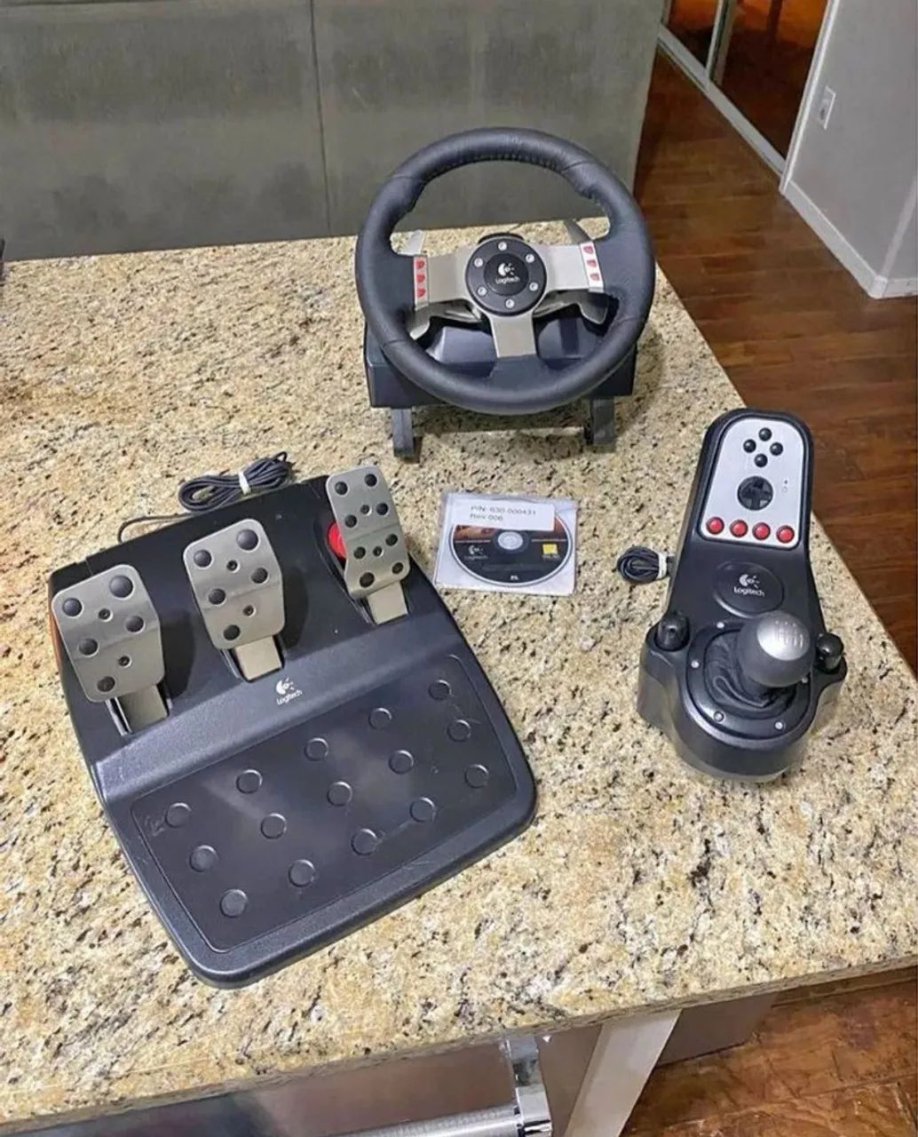 Logitech G27 Racing Wheel in Perfect Condition64717108031745121