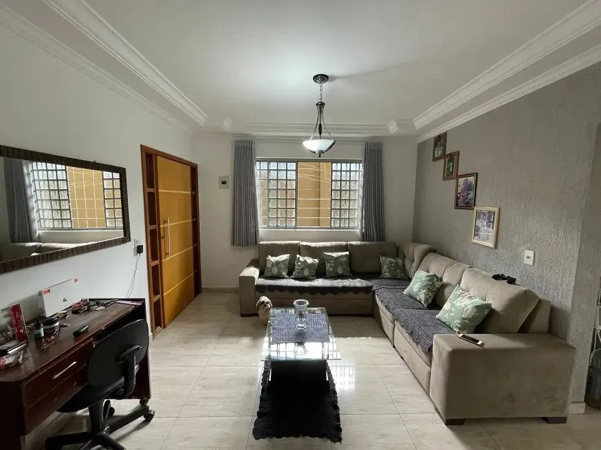 Setor central Casa de Rua com 4 Quarto(s) e 2 banheiro(s) à Venda, 210 por R$ 780.000 no s