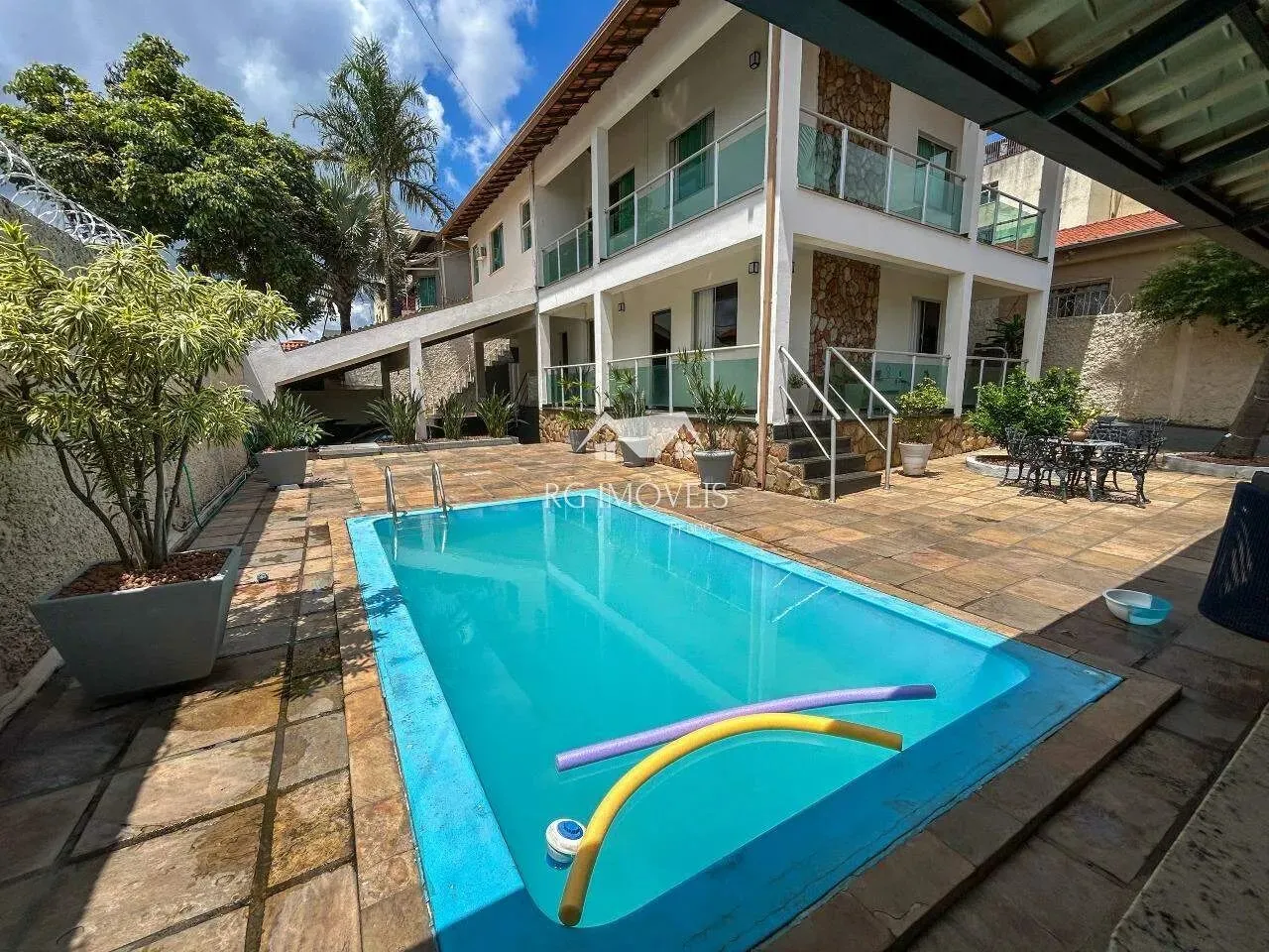 EXCELENTE CASA - 4 QUARTOS - SANTA CRUZ