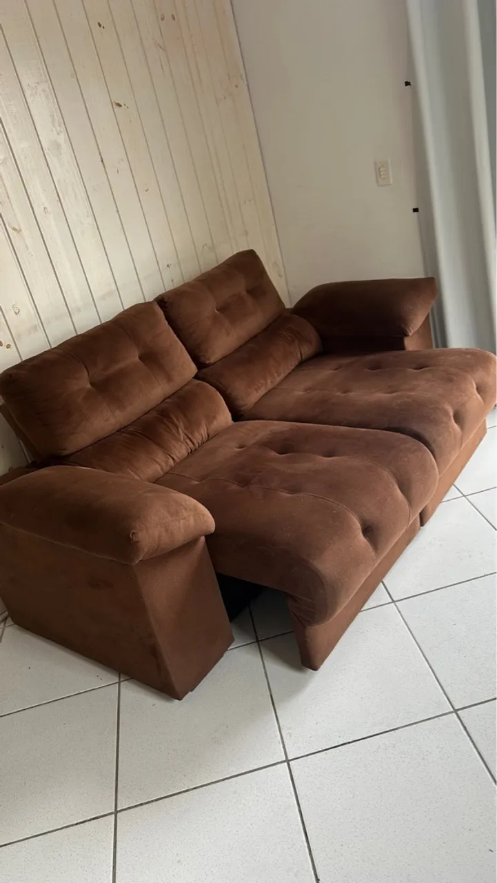 Sofá de canto espaçoso e confortável