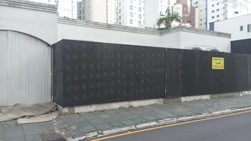 Casa comercial para locação no Centro de Balneário Camboriú!