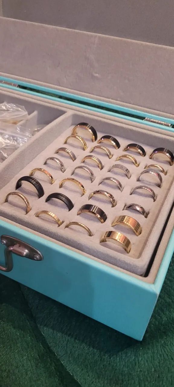 Caixa com 37 alianças e anéis - tungstênio, prata e dourado + brinde - Foto 4