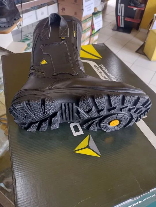 Bota de Segurança - Tamanho verificar disponibilidade do número  - Foto 5