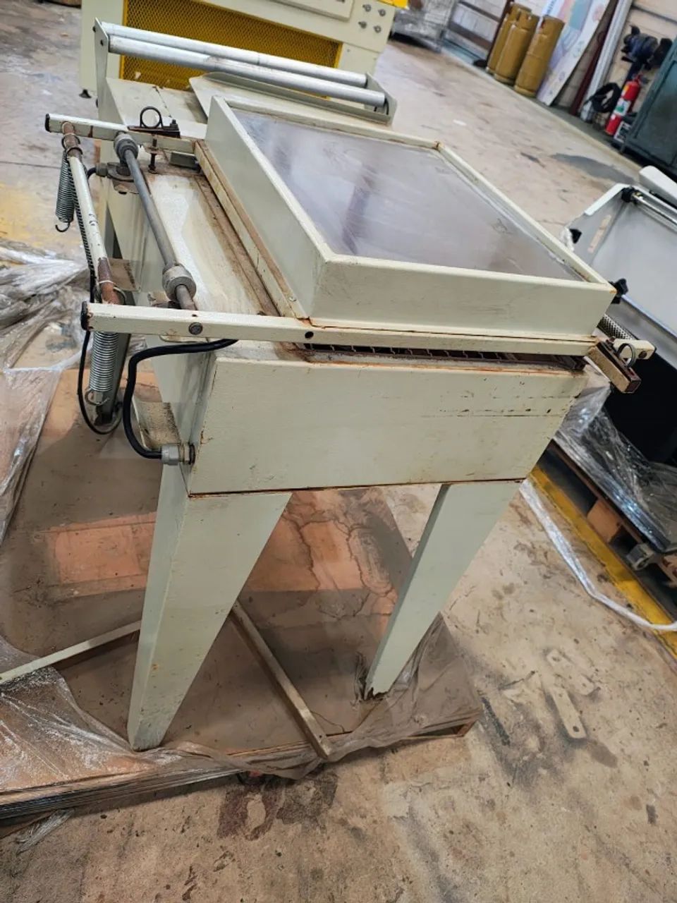 Máquina seladora com bancada .