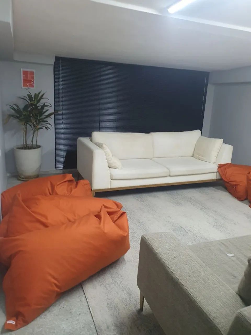 Persianas e Sofá para Decoração de Ambientes
