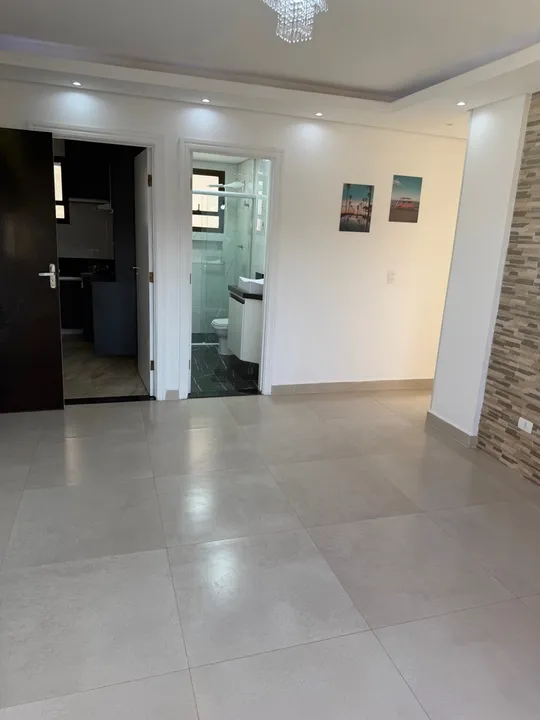 Apartamento reformado no Guarujá com móveis planejados e piscina no condomínio