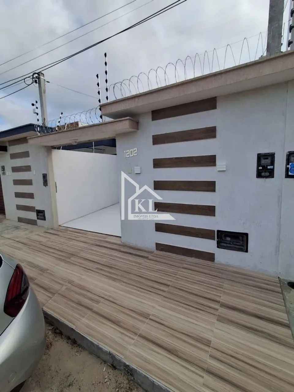 Belíssima casa - Porcelanato- 2 quartos (suíte) na Coophab.