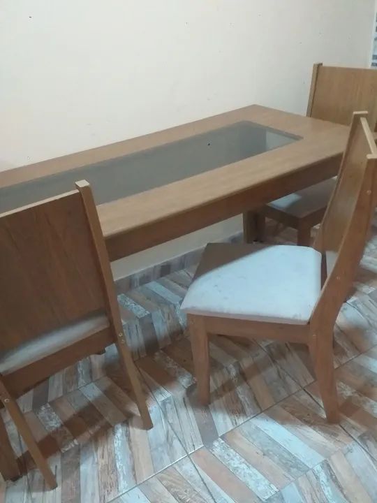 Mesa de vidro com 3 cadeiras.