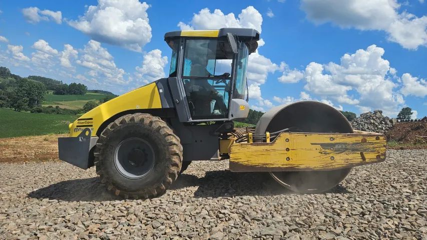 Rolo Dynapac CA-250 ano 2017 com 4.300 horas traçado com kit pata 