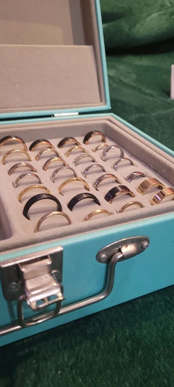 Caixa com 37 alianças e anéis - tungstênio, prata e dourado + brinde - Foto 2