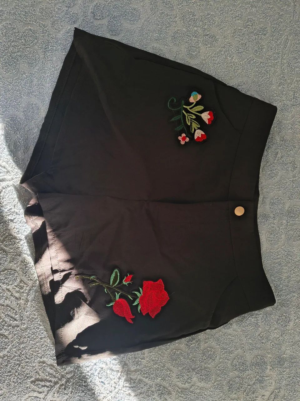 Short Preto com Bordado de Flores - Foto 4