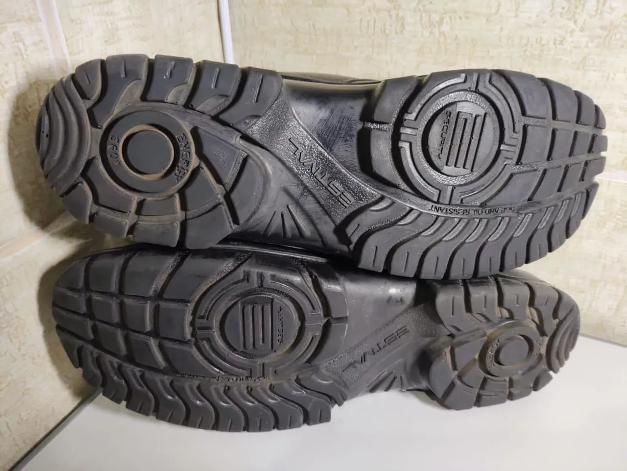 Sapatos de segurança pretos e com Biqueira PVC. - Calçados