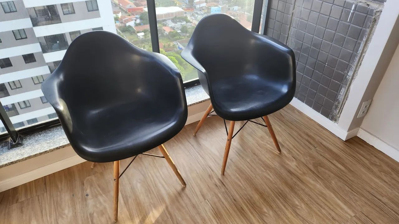 Duas lindas cadeiras Eames pretas - Foto 3