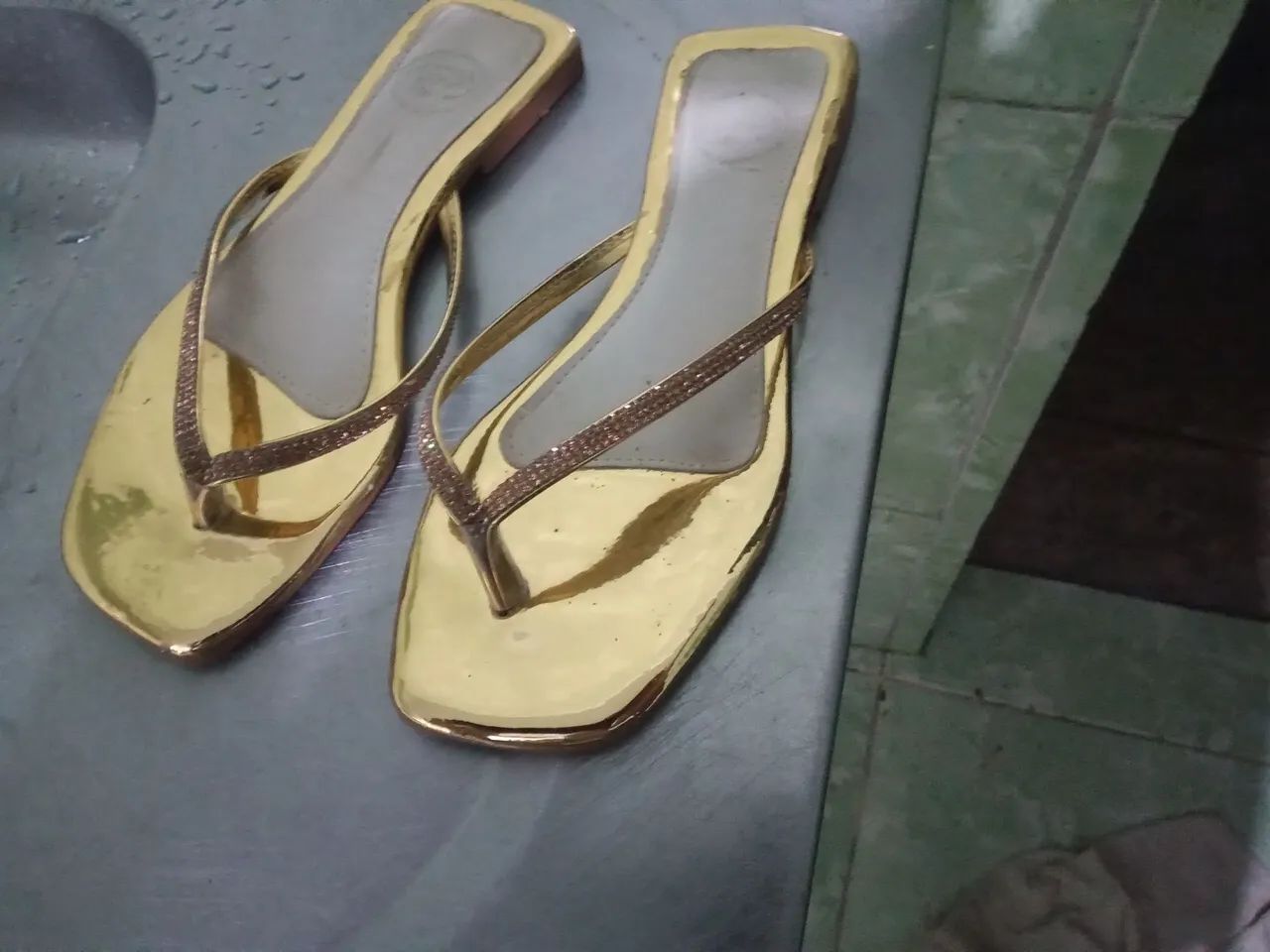 Sandálias Dourada  usado 1 vez - Foto 2