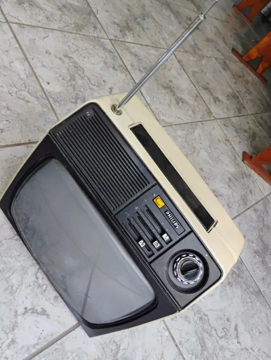 Televisor Preto E Branco Antigo Marca Philips Portátil (Usado) - Foto 6