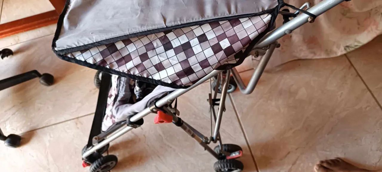 Carrinho de Bebê - Dobrável e Leve - Foto 4