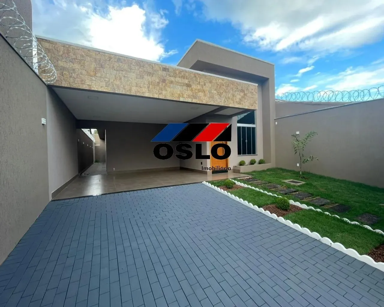 CASA COM 03 QUARTOS SENDO 01 SUITE, PISCINA, CHURRASQUEIRA, GARAGEM PARA 4 CARROS NO RESID
