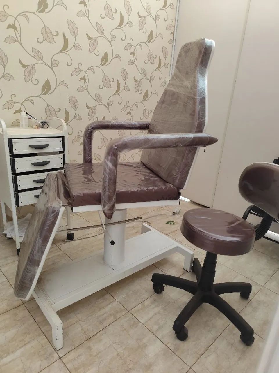 Maca, mesa auxiliar e mocho. Tudo semi novao - Foto 3