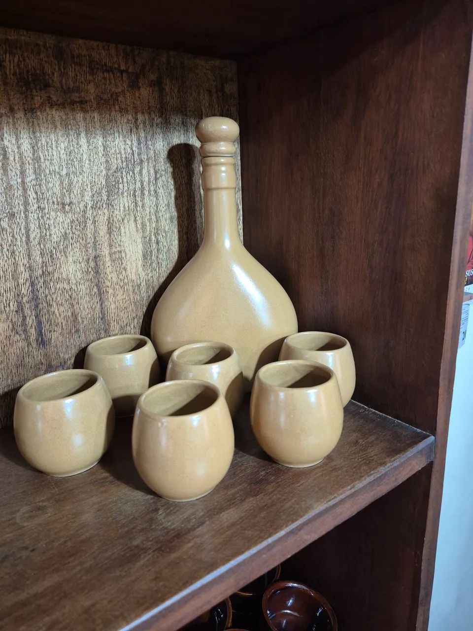 Garrafa para aperitivo em cerâmica marrom com 06 copinhos - Foto 2