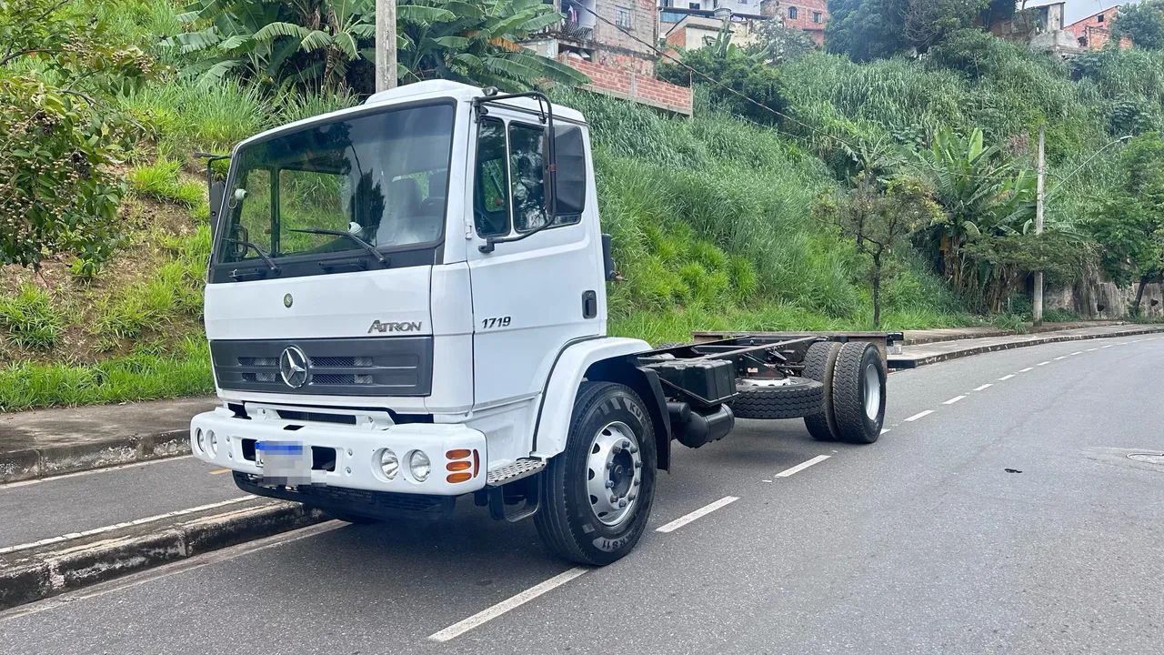 Caminhão Mercedes Atron 1719 4x2 - Foto 2
