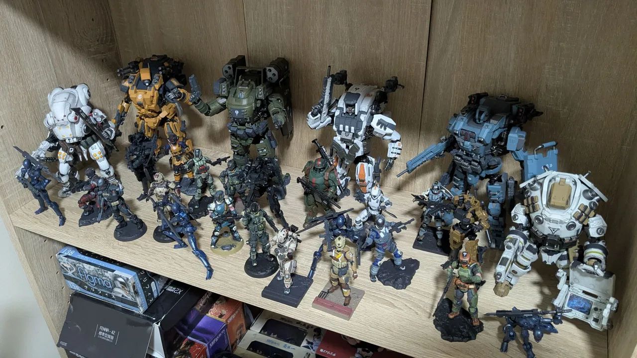 Lote Figuras de Soldados e Mechas JoyToy
