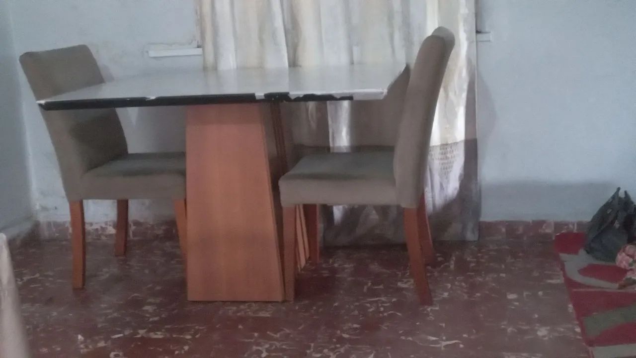 Mesa de vidro com 2 cadeiras 