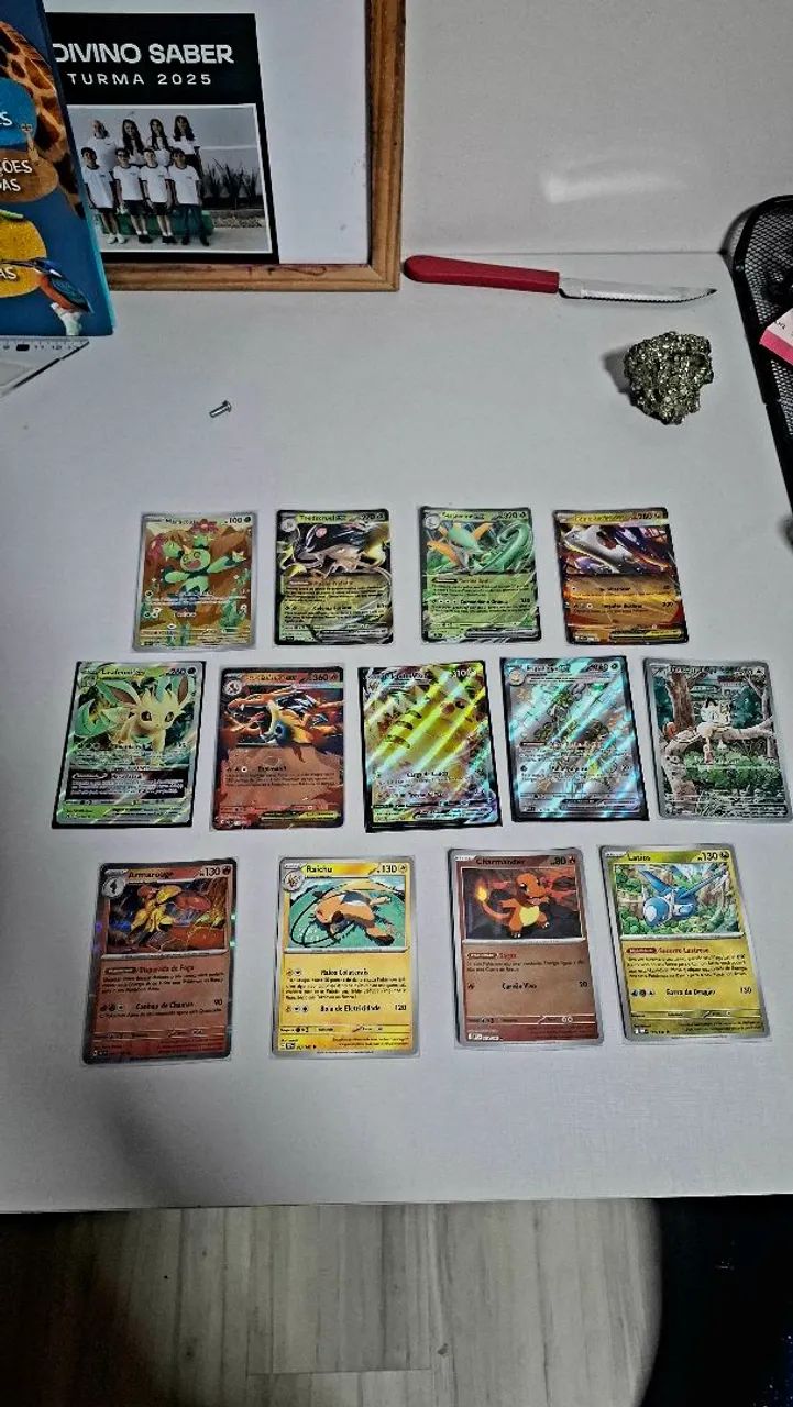 Coleção 13 cartas pokémon-Charizarde Ex,Pikachu Vmax,Leafon ex