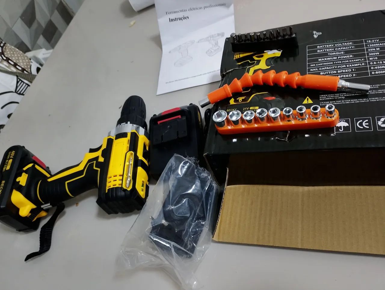 Vendo uma furadeira eletrônica prática para seu serviço duas bateria com mas três ontem 